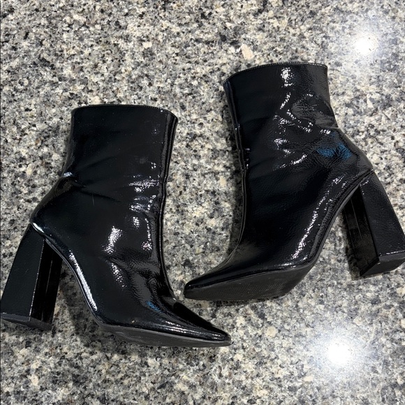 its Fashion Shoes - Sleek Black Patent Leather Heeled Boots